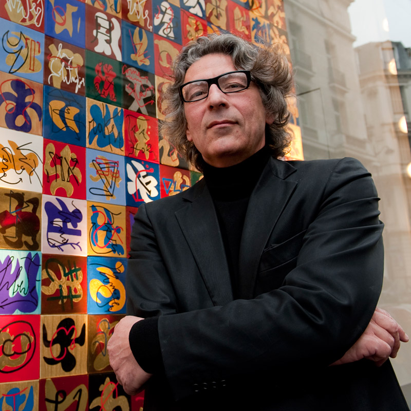 Il Maestro Marco Nereo Rotelli nel 2009 di fronte alla grande opera Save the Poetry esposta nelle vetrine dell’Espace Culturel Louis Vuitton a Parigi